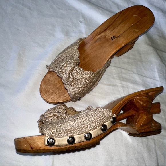 Betsey Johnson vintage wooden carved mules with crochet straps and grommets - Picture 6 of 7